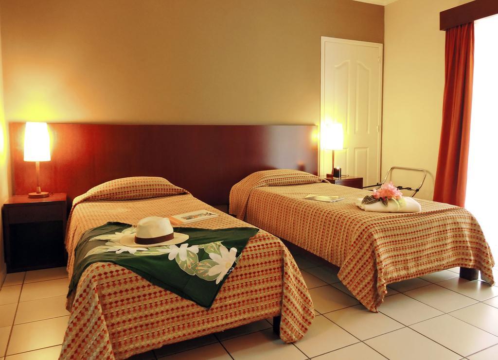Koniambo Hotel Koné Cameră foto